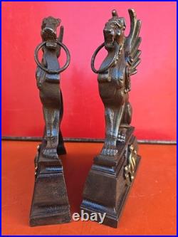 Chenet Cheminée fonte de fer et bronze Statue lions ailés XIX siècle Griffons