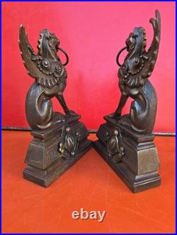 Chenet Cheminée fonte de fer et bronze Statue lions ailés XIX siècle Griffons