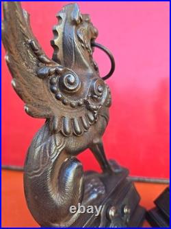Chenet Cheminée fonte de fer et bronze Statue lions ailés XIX siècle Griffons