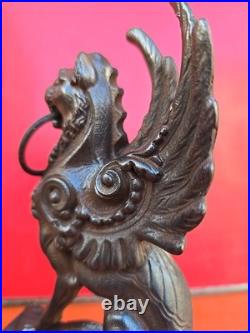 Chenet Cheminée fonte de fer et bronze Statue lions ailés XIX siècle Griffons