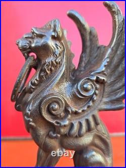 Chenet Cheminée fonte de fer et bronze Statue lions ailés XIX siècle Griffons