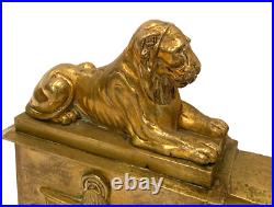 Chenets au lions assis en bronze finement ciselé trace de dorure. XIX siècle