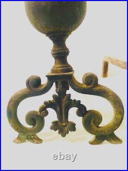 Chenets en bronze finement ciselé trace de dorure. XIX siècle