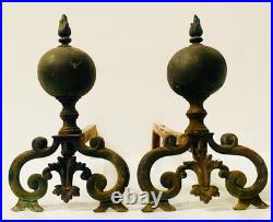 Chenets en bronze finement ciselé trace de dorure. XIX siècle