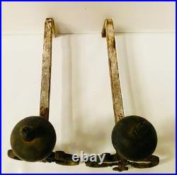 Chenets en bronze finement ciselé trace de dorure. XIX siècle