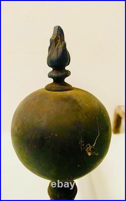 Chenets en bronze finement ciselé trace de dorure. XIX siècle