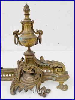 Chenets renaissance en bronze finement ciselé trace de dorure. XIX siècle Chenets renaissance en bronze finement ciselé trace de dorure. XIX siècle