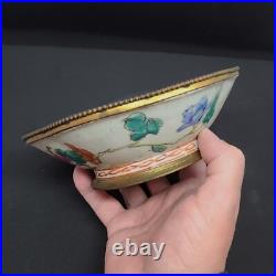 Chine Bol ancien cerclé bronze XIXe siècle Porcelaine décor floral Chine Bol ancien cerclé bronze XIXe siècle Porcelaine décor floral