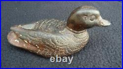 Chine XIX siècle un buffle en porcelaine et un canard en bronze