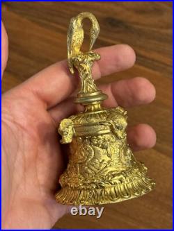 Clochette de table ou d'apparat en bronze doré XIXe siècle Scène De Chasse Clochette de table ou d'apparat en bronze doré XIXe siècle Scène De Chasse