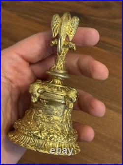 Clochette de table ou d'apparat en bronze doré XIXe siècle Scène De Chasse Clochette de table ou d'apparat en bronze doré XIXe siècle Scène De Chasse