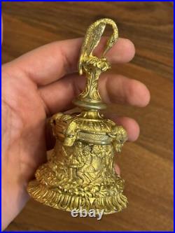 Clochette de table ou d'apparat en bronze doré XIXe siècle Scène De Chasse Clochette de table ou d'apparat en bronze doré XIXe siècle Scène De Chasse
