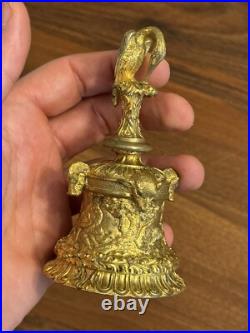 Clochette de table ou d'apparat en bronze doré XIXe siècle Scène De Chasse Clochette de table ou d'apparat en bronze doré XIXe siècle Scène De Chasse