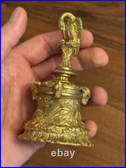 Clochette de table ou d'apparat en bronze doré XIXe siècle Scène De Chasse Clochette de table ou d'apparat en bronze doré XIXe siècle Scène De Chasse