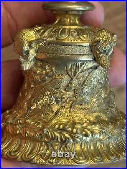 Clochette de table ou d'apparat en bronze doré XIXe siècle Scène De Chasse Clochette de table ou d'apparat en bronze doré XIXe siècle Scène De Chasse