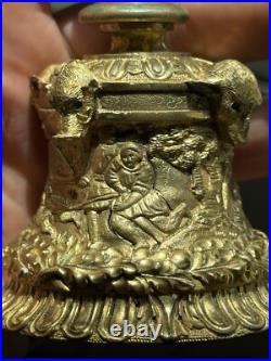 Clochette de table ou d'apparat en bronze doré XIXe siècle Scène De Chasse Clochette de table ou d'apparat en bronze doré XIXe siècle Scène De Chasse