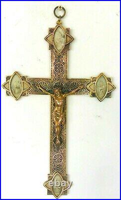 Crucifix en bronze ajouré extrémités ornées de saints évangélistes. XIX siècle
