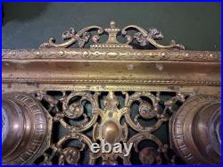 Encrier en bronze, datant du XIXe siècle, présentant un riche décor Renaissance