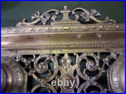 Encrier en bronze, datant du XIXe siècle, présentant un riche décor Renaissance