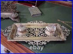 Encrier en bronze, datant du XIXe siècle, présentant un riche décor Renaissance
