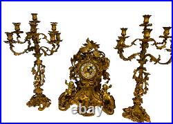 Garniture de cheminée de style Louis XV en bronze ciselé doré XIX siècle