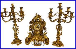 Garniture de cheminée de style Louis XV en bronze ciselé doré XIX siècle