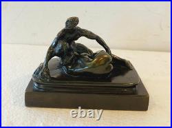 Groupe bronze patiné de S. M sujet érotique satire et jeune femme. XIX siècle Groupe bronze patiné de S. M sujet érotique satire et jeune femme. XIX siècle
