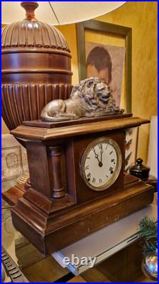 Horloge de bureau du XIXe siècle avec sculpture en lion bronze archétype