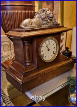 Horloge de bureau du XIXe siècle avec sculpture en lion bronze archétype