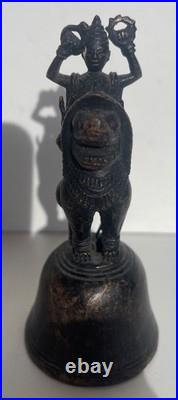 Inde cloche rituelle Ghanta bronze XIXe siècle figure divine au lion
