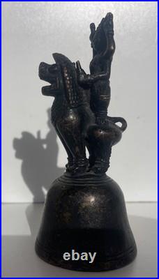 Inde cloche rituelle Ghanta bronze XIXe siècle figure divine au lion
