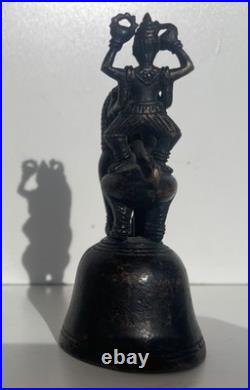 Inde cloche rituelle Ghanta bronze XIXe siècle figure divine au lion