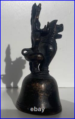 Inde cloche rituelle Ghanta bronze XIXe siècle figure divine au lion