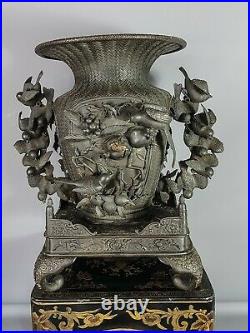 Japon Impressionnant (17kg) vase bronze décor hirondelles signé XIXe siècle