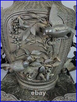 Japon Impressionnant (17kg) vase bronze décor hirondelles signé XIXe siècle
