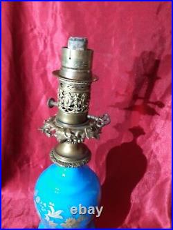 Lampe A Pétrole En Opaline bleue, motifs gravés, Rehaut d'Or XIX Siècle