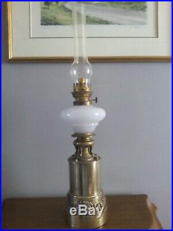 Lampe à pétrole Bronze & opaline blanche XIX ème siècle