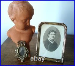 Lot de deux porte-photos anciens en bronze doré XIXe siècle, motifs Louis XVI