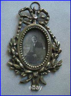 Lot de deux porte-photos anciens en bronze doré XIXe siècle, motifs Louis XVI