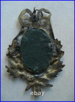 Lot de deux porte-photos anciens en bronze doré XIXe siècle, motifs Louis XVI