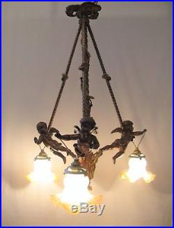 Lustre aux angelots trois lumières bronze et métal époque XIX ème siècle