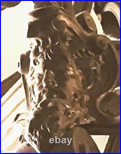 Lustre double étage en bronze ciselé décor de têtes bras de lumière. XIX siècle