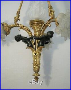 Lustre en bronze de style Louis XVI aux trois puttis 4 lumières XIX ème siècle