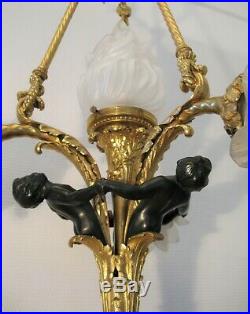 Lustre en bronze de style Louis XVI aux trois puttis 4 lumières XIX ème siècle