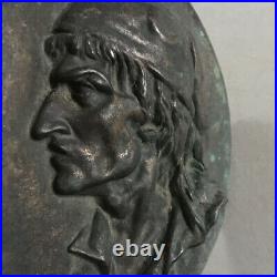 Marat coiffé du bonnet phrygien Plaque en bronze à patine ancienne Ø 21 cm
