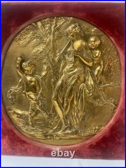 Médaillon rond a décor a l'antique en bronze doré XIX siècle