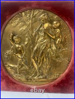 Médaillon rond a décor a l'antique en bronze doré XIX siècle Médaillon rond a décor a l'antique en bronze doré XIX siècle