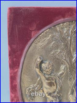 Médaillon rond bronze doré décor à l'antique cadre en velours. XIX siècle