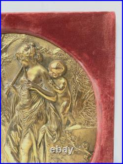 Médaillon rond bronze doré décor à l'antique cadre en velours. XIX siècle