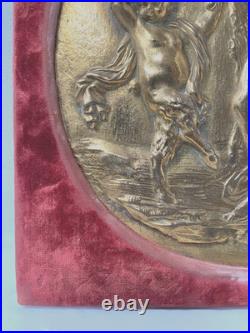 Médaillon rond bronze doré décor à l'antique cadre en velours. XIX siècle